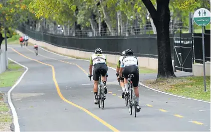  ?? ?? A rodar. La pista, de estreno. Los vecinos se quejaban de los “pelotones de ciclistas” en la zona.