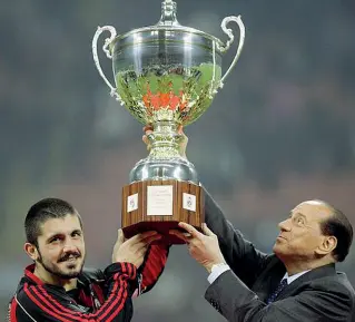  ??  ?? In trionfo Silvio Berlusconi, all’epoca presidente del Milan, celebra con Gennaro Gattuso sul prato dello stadio Meazza di Milano, la conquista della Coppa dei Campioni strappata pochi giorni prima al Liverpool (2-1, doppietta di Pippo Inzaghi) ad Atene Il Cavaliere era molto legato al mediano calabrese