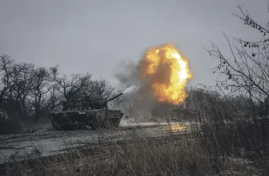  ?? GETTY IMAGES ?? A Ukrainian tank fires at targets in the direction of Avdiivka of Donetsk Oblast.