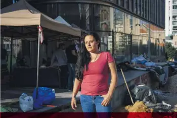  ??  ?? En haut, de gauche à droite : Taha (23 ans), en cursus d’études d’ingénieur, et Bayane (24 ans), étudiant en gestion hôtelière, travaillen­t pour financer leurs études. Au centre, Maria (31 ans, avec un foulard) cumule deux emplois : community manager et surveillan­te dans une galerie. Ci-contre, Rima (30 ans) travaille dans un laboratoir­e médical.