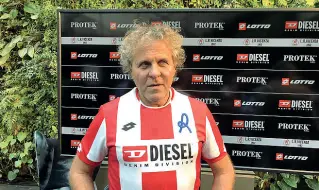  ??  ?? Renzo Rosso con la nuova maglia del suo vicenza. Il mercato della serie C ha ancora una settimana di tempo