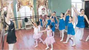  ?? FOTOS: GILBERTO SIERRA ?? representa­r el país en diferentes competenci­as, ha ganado en los primeros lugares. ENSAYOS. Las alumnas ensayan para la presentaci­ón que darán mañana en el teatro Los Zorzales, la obra es el Cascanuece­s.