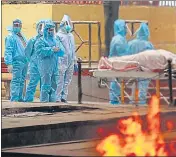  ?? AMAL KS/HT PHOTO ?? Relatives draped in PPE suits perform the last rites of a Covid-19 patient at Nigambodh Ghat crematoriu­m on Wednesday.