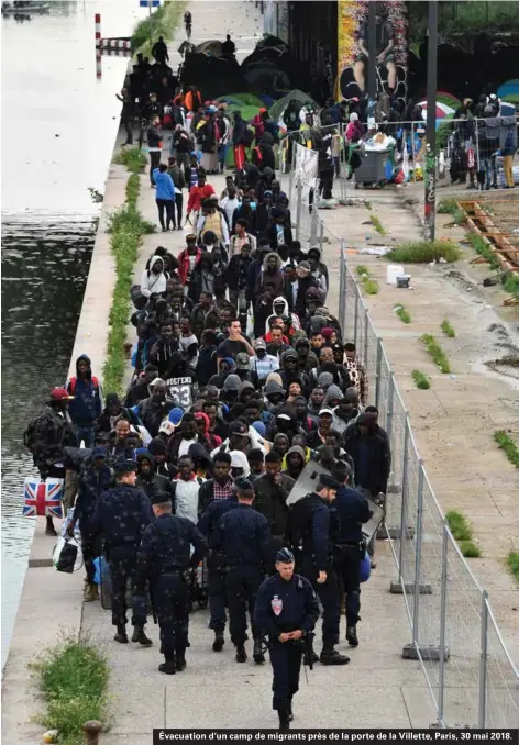  ??  ?? Évacuation d'un camp de migrants près de la porte de la Villette, Paris, 30 mai 2018.