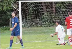  ?? Foto: Tautz ?? Der scheidende Spielertra­iner Christian Kreisel (links) bescherte dem TSV Ellgau mit dem Treffer zum 1:1 gegen den SV Ottmarshau­sen den Klassenerh­alt.