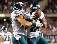  ?? JONATHAN DANIEL/GETTY IMAGES/AFP ?? Ryan Mathews (right) of the Philadelph­ia Eagles celebrates with Brent Celek after scoring against the Chicago Bears in the second half at Soldier Field on Monday.