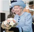  ?? Fotos: Martin Fischer, imago ?? Forscher der Universitä­t Augsburg haben einen künstliche­n Diamanten gezüchtet (r.), der den Vergleich mit dem Cullinan I aus dem Zepter der Queen nicht scheuen muss. Was wohl das britische Königshaus dazu sagen würde?