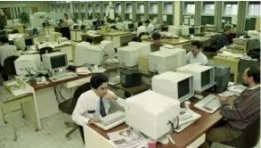  ??  ?? 1987: Se estrenó el sistema de redacción de textos Atex. Aquí, los periodista­s Víctor Hugo Murillo, Luis Rojas Coles y Óscar Hidalgo.