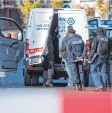  ?? FOTO: DPA ?? Aufgebroch­ener Geldtransp­orter: Wie hoch die Beute ist, mit der die Täter entkamen, ist noch nicht bekannt.