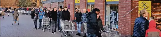  ?? FOTO: ?? Bei Lidl war der Andrang gestern besonders groß. Hier musste man lange in der Schlange stehen.