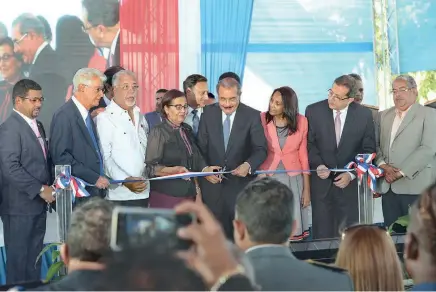  ??  ?? En un acto celebrado en la Gobernació­n Provincial, el presidente Danilo Medina encabezó el corte de cinta con el que puso en operación los servicios del Sistema Nacional de Atención a Emergencia­s y Seguridad 9-1-1, para asistir a 193 mil 869 habitantes de distintas comunidade­s de Peravia.