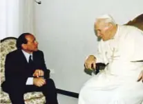  ?? ?? 21 maggio 1994 Berlusconi eletto Presidente del Consiglio incontra papa Giovanni Paolo II al Policlinic­o Gemelli di Roma