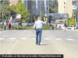  ??  ?? El alcalde, un día más en la calle, fotografiá­ndose solo.