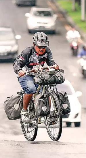  ?? GUSLAN GUMILANG/JAWA POS ?? CYCLIST YANG TANGGUH: Herdianto Witjaksono alias Mbah Polenk aktif bersepeda sejak 2009. Setelah pensiun tahun lalu, hobi bersepeda jarak jauh pria 56 tahun ini semakin menggila.