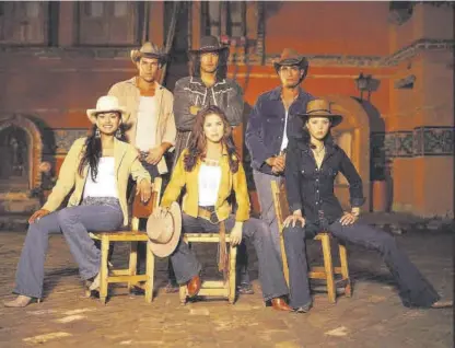  ??  ?? Foto de familia de los protagonis­tas de la serie `Pasión de gavilanes'.