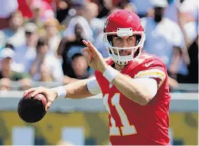  ?? Sam Greenwood / Getty Images ?? Alex Smith threw for 173 yards and two scores in an efficient and victorious performanc­e that supplement­ed an impressive Chiefs defense. Sound familiar?