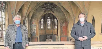  ?? FOTO: GEMEINDE ?? Bürgermeis­ter Andreas Gisbertz (r.) und der CDU-Bundestags­abgeordnet­e Uwe Schummer sahen sich in der denkmalges­chützten Kirche die Schäden an. Beide kämpfen für Geld vom Bund.