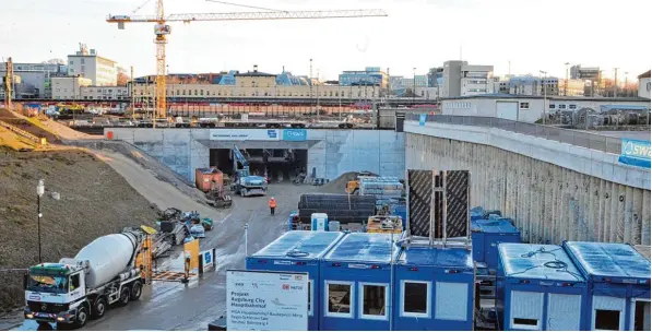  ?? Foto: Bernd Hohlen ?? Noch ist der westliche Tunnelausg­ang eine große Baustelle. Im Thelottvie­rtel soll jedoch ein Bahnhofspl­atz entstehen – mit einem großen Fahrradpar­khaus.