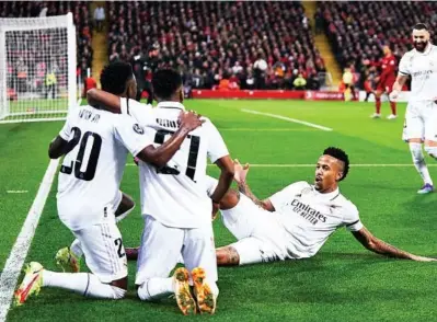  ?? GETTY IMAGES ?? Los jugadores del Real Madrid celebran uno de sus cinco goles en Anfield.