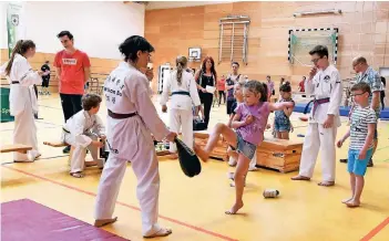  ?? RP-FOTO: JÖRG KNAPPE ?? Mit Tritten und Schlägen versuchen, die Pratze zu treffen. Der DV Jungblut Born machte an einer der 13 Stationen Werbung für Taekwondo.