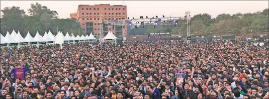  ??  ?? A REVENTAR. Así se vivio el Clásico en Delhi, acto al que acudió Zambrotta como embajador de LaLiga. No cabía un alfiler en el recinto.