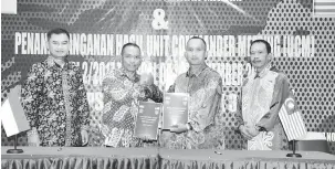  ??  ?? KERJASAMA: Bustaman (kanan) dan Salmi (dua kanan) bersama Bambang (kiri) dan Kolonel CZI A.P Ritiauw.