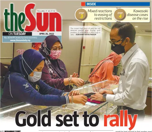  ?? ADIB RAWI YAHYA/THESUN ?? The current high price of gold has not deterred people from buying gold jewellery, as indicated by a 40% surge in sales. –