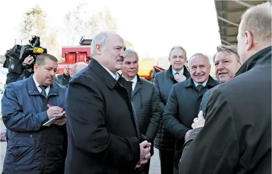  ??  ?? Александр Лукашенко во время посещения Толочинско­го консервног­о завода.