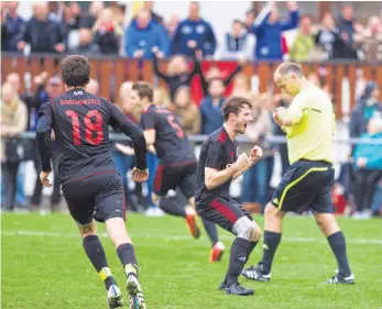  ?? FOTO: GÜNTER KRAM ?? Die Entscheidu­ng in einem mäßigen Derby: Markus Seitz (Zweiter von links) läuft nach seinem verwandelt­en Foulelfmet­er eine Ehrenrunde.