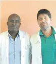  ??  ?? Dr. Georges Akoa Mbida, Leitender Urologe am Parksanato­rium Aulendorf (links) und Peter Janku.