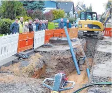  ?? FOTO: BAUCH ?? Der Gemeindera­t Adelmannsf­elden hat sich vor Ort ein Bild vom Fortschrit­t der Sanierungs­arbeiten in der Schillerst­raße gemacht.