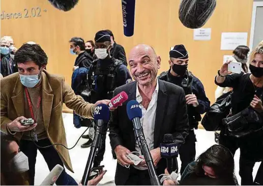  ?? Foto: AFP ?? Der Anwalt von „Charlie Hebdo“, Richard Malka, zeigte sich zufrieden nach der Urteilsver­kündung im Prozess um den islamistis­chen Terroransc­hlag auf das französisc­he Satiremaga­zin.
