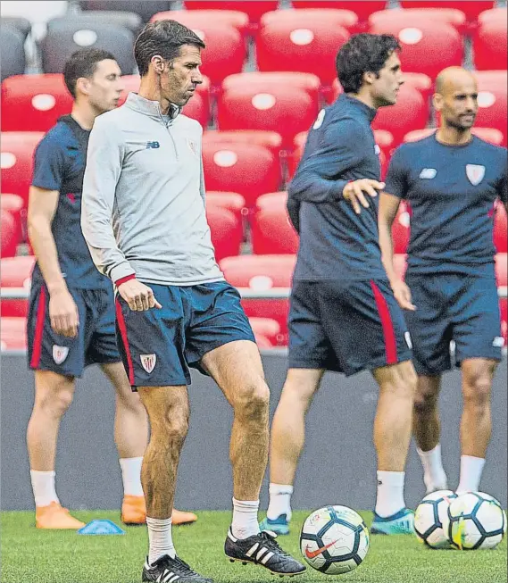  ?? FOTO: JUAN ECHEVERRÍA ?? Kuko Ziganda El entrenador del Athletic toca un balón durante la sesión preparator­ia que ayer completó la plantilla rojiblanca en San Mamés