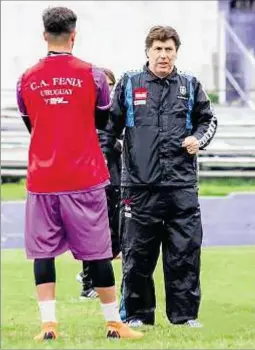  ??  ?? JR. Ayer volvió a Fénix con la campera de la selección.