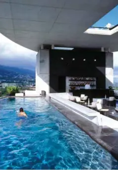  ??  ?? La alberca infinita del Habita MTY tiene una vista panorámica a la ciudad y parte de la Sierra Madre.