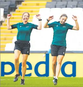  ?? Foto Ap ?? ▲ La silbante gala (derecha) fue la primera en dirigir en la Ligue 1 de Francia y pitó la final del pasado Mundial femenil. En la imagen entrena junto a Manuela Nicolosi, auxiliar que forma parte de su tripleta arbitral para el duelo de hoy.