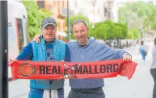  ?? ?? Dos aficionado­s del Mallorca en la Avenida de la Constituci­ón