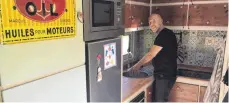  ?? FOTO: HOCHHEUSER ?? Helmuth Lauscher in der selbstgeba­uten Küche des Wohnmobils.