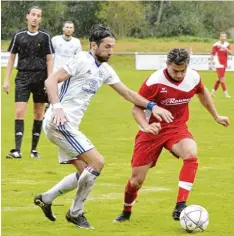  ?? Foto: Ernst Mayer ?? Das Wetter im Auwaldstad­ion war fürchterli­ch. Trotzdem boten beide Teams ein gu tes Kreisliga Spiel. Hier legt der Thannhause­r Michael Müller den Ball am Günzbur ger Umut Karakurt vorbei.