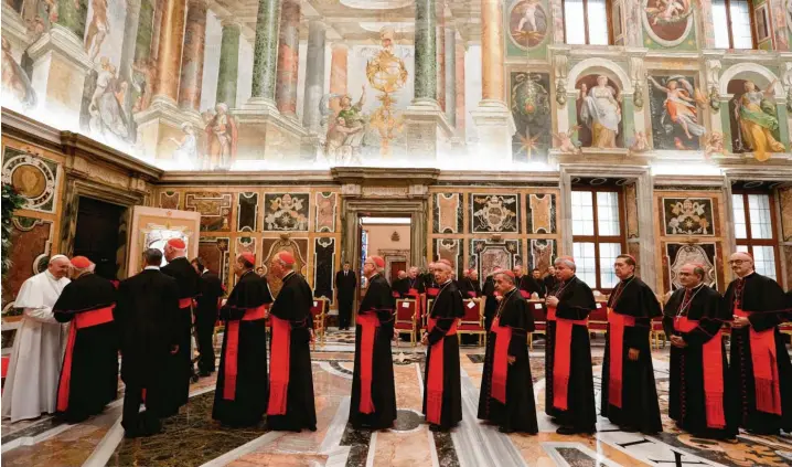  ?? Foto: Andrew Medichini/afp, Getty Images ?? Das schwierige Verhältnis ist geblieben: Papst Franziskus mit Vertretern der römischen Kurie, hier wenige Tage vor Weihnachte­n 2019.
