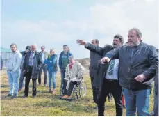  ??  ?? Landwirt Thomas Metzler zeigt, wo der Kuhstall am Energiepar­k in Hahnennest stehen soll.