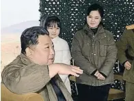  ?? KCNA / R ut rs ?? Família oculta
De moment només s’ha vist en públic Ri Sol-ju, la seva dona, i Kim Ju-ae, una filla