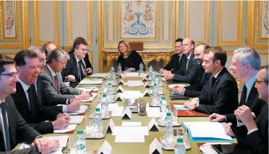  ?? PHOTO AFP ?? Le président français Emmanuel Macron (Ae à droite), le premier ministre Édouard Philippe (0e à droite), et le ministre des Finances Bruno Le Maire (2e à droite) ont rencontré des représenta­nts du secteur bancaire de l’hedagone, hier, à Paris.