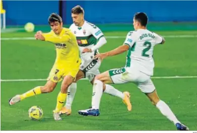  ?? EFE ?? Gerard Moreno, el máximo goleador del Villarreal, rodeado de jugadores del Elche.