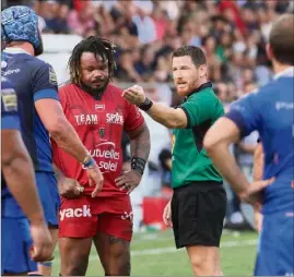  ?? (Photos Luc Boutria/Valérie Le Parc) ?? Bastareaud pouvait baisser la tête à l’invitation de l’arbitre de quitter le terrain pour sa faute grossière.