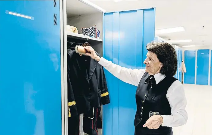  ?? DANI DUCH ?? Paloma Santamaría dando un último repaso a su chaqueta de uniforme, en la zona de taquillas del Congreso de los Diputados, esta semana