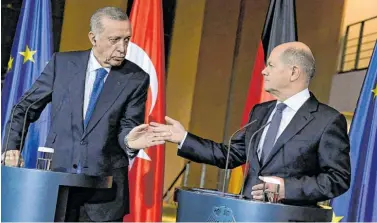  ?? BILD: SN/APA/AFP/TOBIAS SCHWARZ ?? Präsident Erdoğan und Kanzler Scholz stellten sich der Presse.