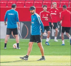  ?? FOTO: EFE ?? Pablo Machín durante la sesión de su equipo ayer en el Pizjuán