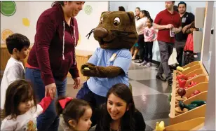  ?? DAI SUGANO — STAFF PHOTOGRAPH­ER ?? Potter the Otter interacts with children during the opening ceremony for the new exhibition, “Potter the Otter: A Healthy Adventure,” at the Children’s Discovery Museum of San Jose. The STEM-based exhibit is designed to teach children about healthy activities and a healthy diet. It continues through May 10.