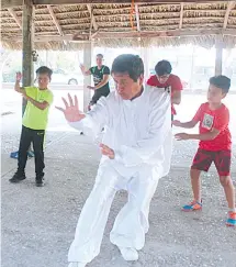  ??  ?? ENSEÑA CON entusiasmo las técnicas del kung fu en el parque Metropolit­ano.